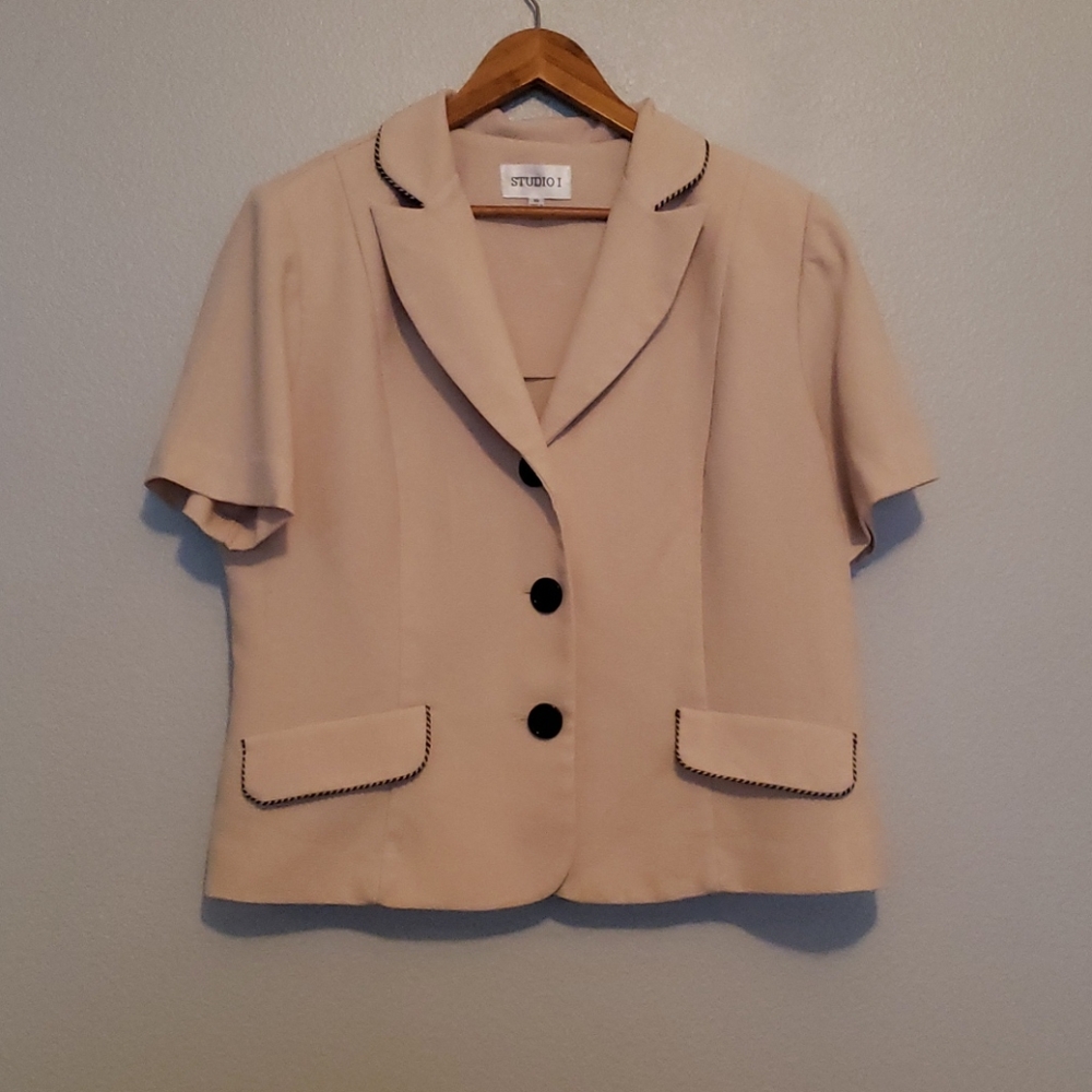 ⚫ 2 for $20   Studio I Cream & Black Blazer